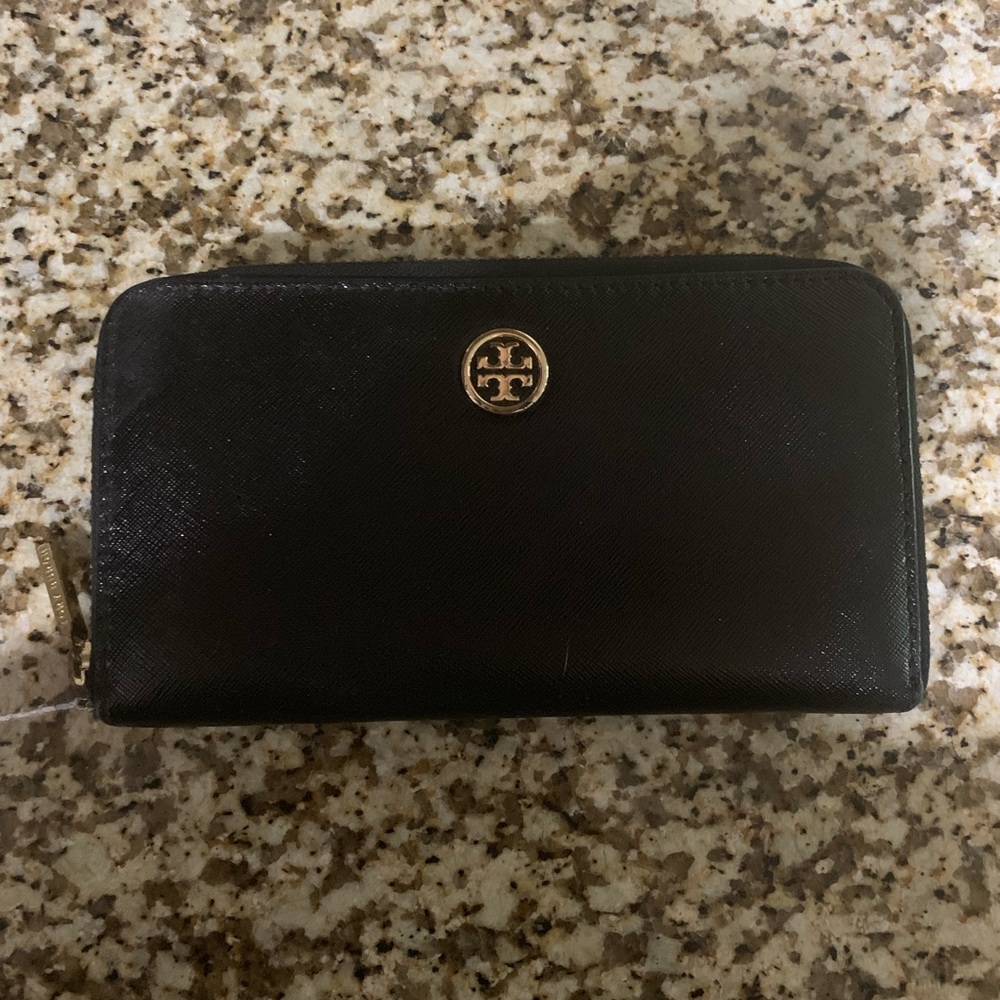 MAKE AN OFFER!!! Tory Burch Robinson wallet.